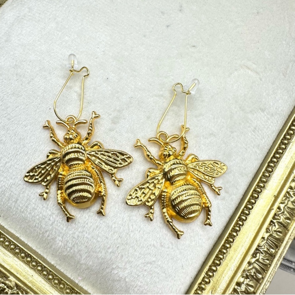 Bee Earrings Gold Tone Lightweight Whimsical Bee Earrings